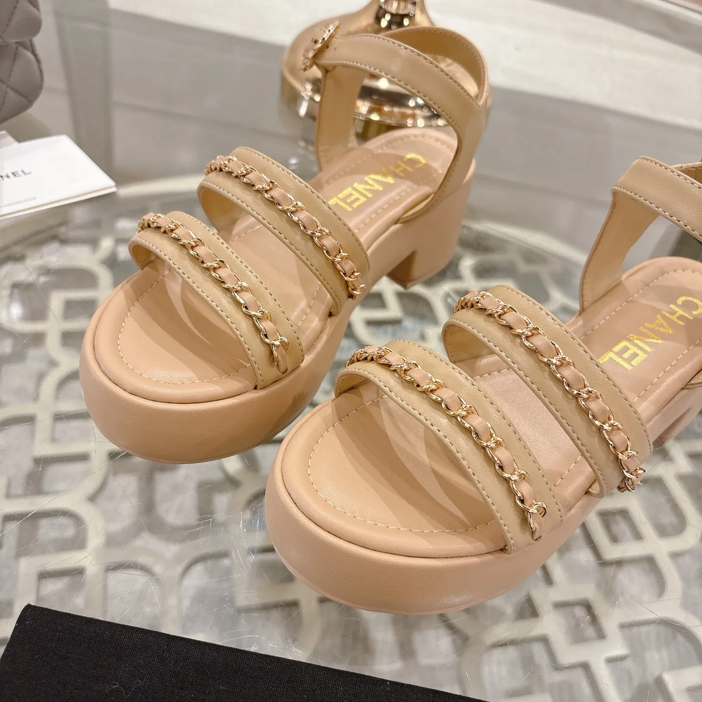 👟👟Ex-factory price 560👟👟Chanel Xiaoxiang 2025ss spring and summer latest catwalk fashion chain decoration top quality! Accurate to 1:1, light luxury without tiring the feet, the upper foot can be matched with spring and summer clothes at will, highlighting texture and taste, simple yet luxurious appearance, even if it is just a pair of sandals, it is definitely a must-have pair in the summer shoe cabinet. Upper: imported lambskin. Lining: imported sheepskin lining. Outsole: original customized outsole. Size: 35-40 (40.41.42 custom-made, non-returnable)